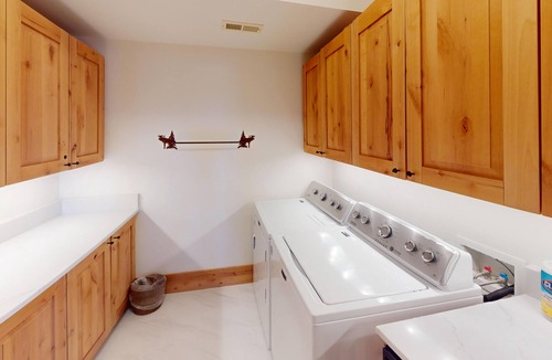 Victor House | Salmonfly Lodge Remodeled Teton Springs Log Cabin in Victor w/Hot Tub & A/C