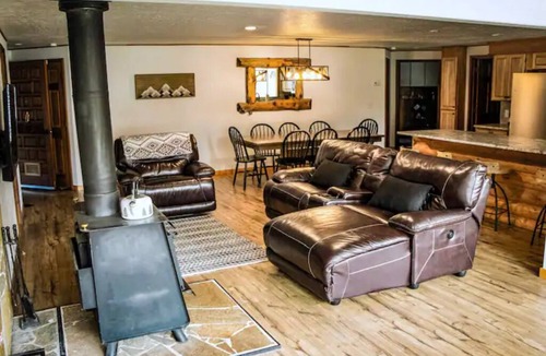 Garden Valley Cabin | Sam Springs.Private Geothermal Pool near golfing