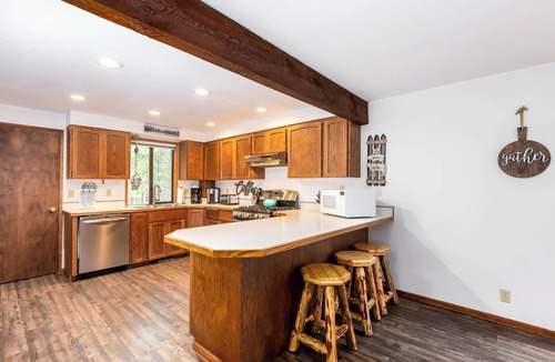 Sunriver House | SAND01 - Great Home, A/C, Hot Tub, Bikes, Ping Pong, Dog Friendly