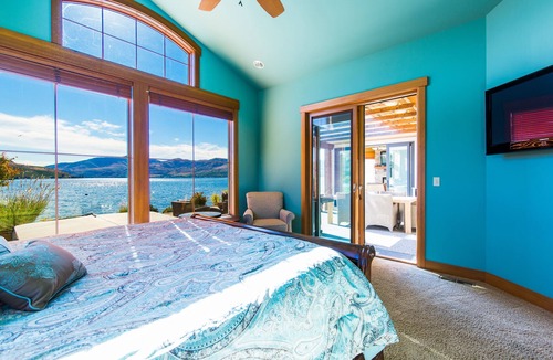 Manson House | Sandy Beach Retreat - Lake Chelan Manson Waterfront home with private boat slip!