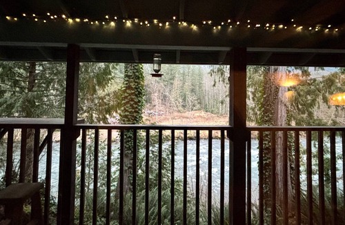 Sandy House | Sandy River's Hush, Cozy Cabin on 1.2 acres tucked above the Sandy River