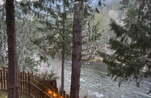 Sandy House | Sandy River's Hush, Cozy Cabin on 1.2 acres tucked above the Sandy River