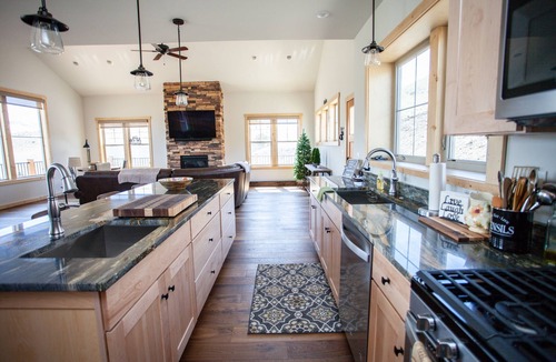 Emigrant House | Sapphire Solace · Sapphire skies and mountain views of a lifetime