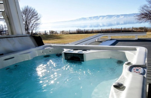 Dingle House | Sapphire Sunset Shores: Lakefront 3BR with Private Beach