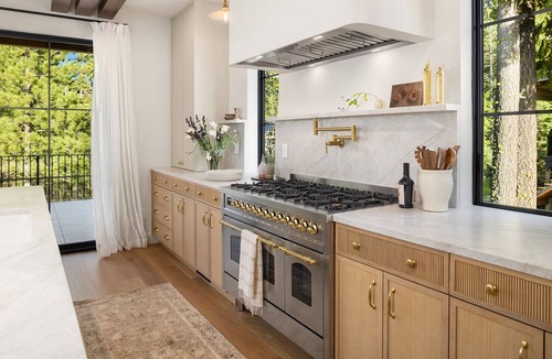 Roslyn House | Sauna, Cold Plunge, Gym & Chef's Kitchen at Your Hotel-Caliber Retreat Home