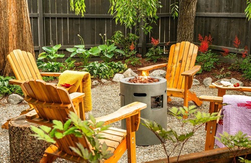 Sandpoint House | Sauna ~ HotTub ~ Luxury Beds ~ Walk to dining