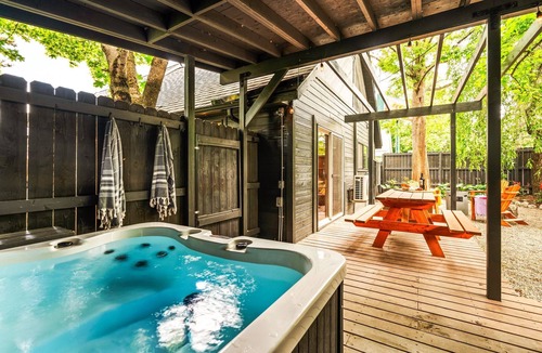 Sandpoint House | Sauna ~ HotTub ~ Luxury Beds ~ Walk to dining