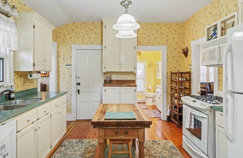 Siskiyou-Hargadine Historic District House | Savage Upon Siskiyou | Prime OSF Location