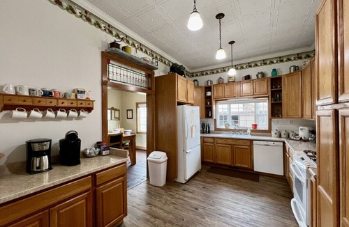 Baker City House | Scarlet Begonia - Great for Families, Large 4 Bdrm, Local Golfing 50% Off!
