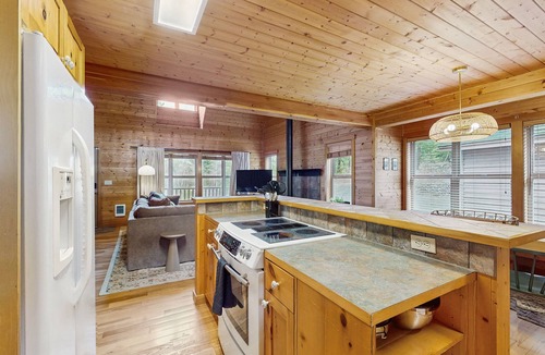 Cle Elum Cabin | Scenic Chalet with gas fireplace & mountain views, dog-friendly