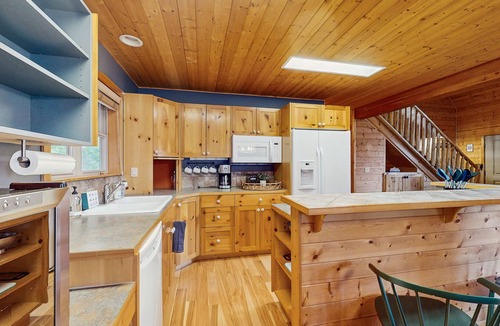 Cle Elum Cabin | Scenic Chalet with gas fireplace & mountain views, dog-friendly