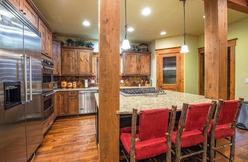 Sandpoint House | Scenic Idaho Club Lodge with full kitchen & outdoor dining area