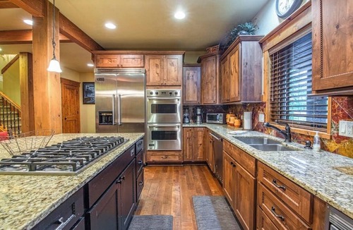 Sandpoint House | Scenic Idaho Club Lodge with full kitchen & outdoor dining area