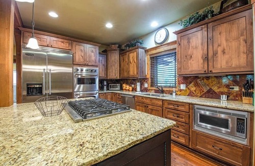 Sandpoint House | Scenic Idaho Club Lodge with full kitchen & outdoor dining area