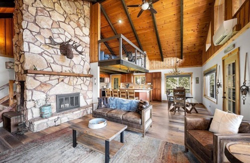 Coeur d'Alene House | Scenic Lake Retreat with Hot Tub | Private 3BR Cabin Near CDA