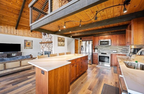 Coeur d'Alene House | Scenic Lake Retreat with Hot Tub | Private 3BR Cabin Near CDA