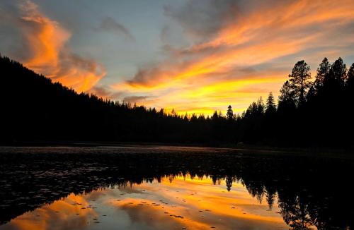 Sagle House | Scenic Off-Grid Campsite Overlooking Crystal Clear Lake in Sagle, Idaho