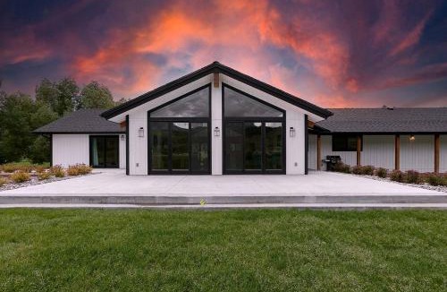 Alpine House | Scenic Riverside Cabin with Private Trail Access and Fly Fishing Near Alpine, Wyoming