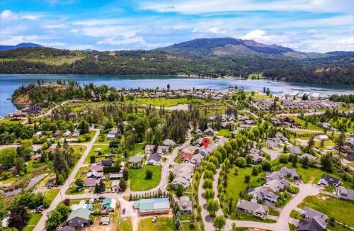 Dover Bay House | Schweitzer & Dover Bay - Ski Lake Dine
