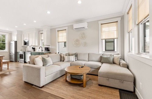 Seabrook House | Seabrook's Dragonfly Landing: Hot Tub & Dog Friendly!