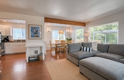 Pacific Beach Cottage | Seagulls Beach House: Hot Tub, Fire Pit & Steps to Beach