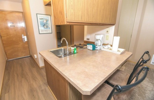 Ocean Shores Apartment | Seaside Charm – Balcony, Fireplace, Resort Amenities & Beach Access