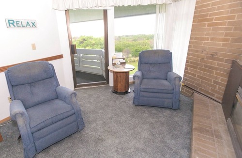 Ocean Shores Apartment | Seaside Charm – Balcony, Fireplace, Resort Amenities & Beach Access