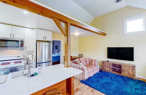 Newport House | Seaside cottage with deck, washer&dryer, full kitchen, & great location