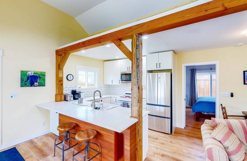 Newport House | Seaside cottage with deck, washer&dryer, full kitchen, & great location