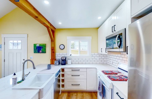 Newport House | Seaside cottage with deck, washer&dryer, full kitchen, & great location