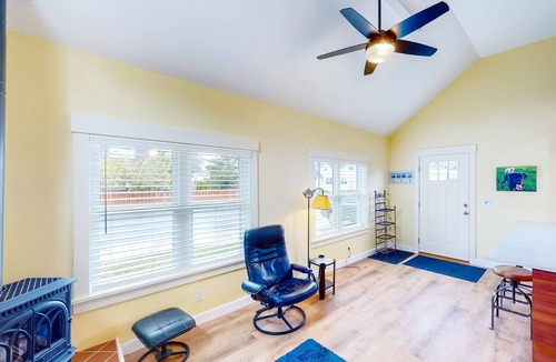 Newport House | Seaside cottage with deck, washer&dryer, full kitchen, & great location
