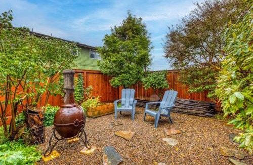 Newport House | Seaside cottage with deck washer&dryer full kitchen & great location