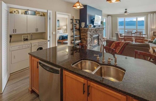 Sandpoint Condo | Seasons Lakefront Escape | Pool, Hot Tub & Views