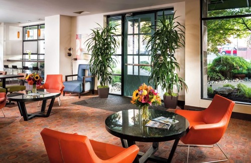 University District Hotel | Seattle Retreat for Perfect for Family Stay | Seasonal Pool Access