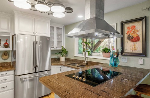 Shoreline House | Seattle Retreat w/Sauna, 3BR Forest Home Sleeps 11, Near Light Rail Stations