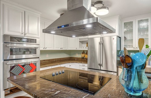 Shoreline House | Seattle Retreat w/Sauna, 3BR Forest Home Sleeps 11, Near Light Rail Stations