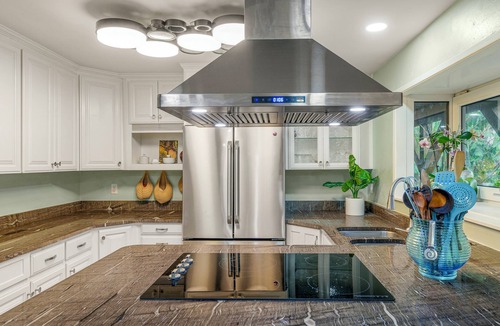 Shoreline House | Seattle Retreat w/Sauna, 3BR Forest Home Sleeps 11, Near Light Rail Stations