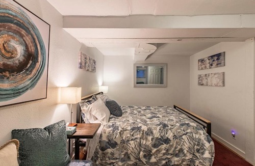 Eastlake Apartment | Seattle Urban Village- Unit B- Lago Vista- Lake Union- Sleeps 6
