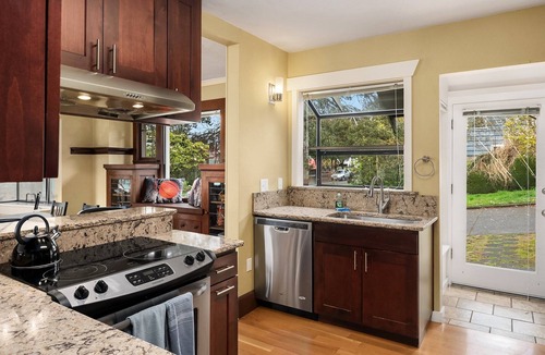 Fremont House | Seattle Vacation Home: Fremont House; 5 bedrooms - sleeps up to 14!