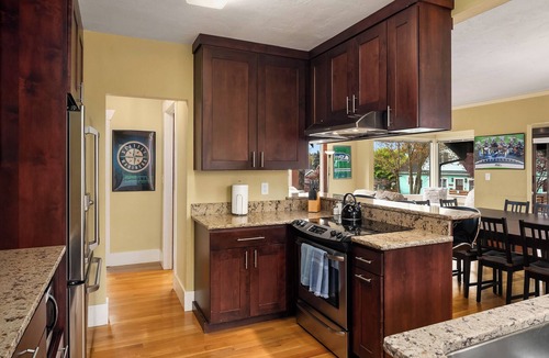 Fremont House | Seattle Vacation Home: Fremont House; 5 bedrooms - sleeps up to 14!