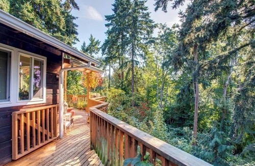 Seahurst House | Seattle Vintage Retreat