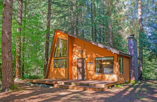 Enumclaw Cabin | Secluded 2BR cabin with loft in Greenwater, WA.