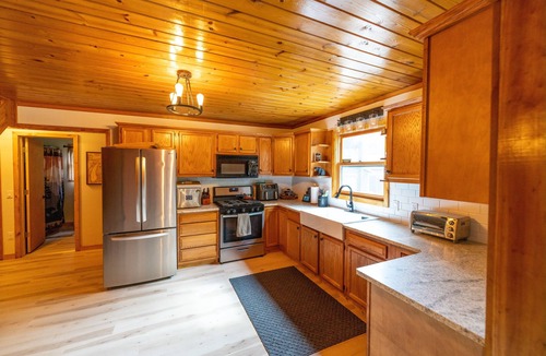 Wellston House | Secluded 3BR Cabin Fire Pit RV Parking Near Tippy Dam & Big-M Trails