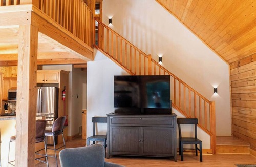 Marshall House | Secluded log home! The Falcone Lodge
