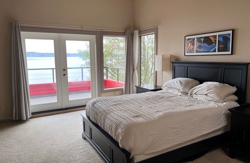 Seahurst House | Secluded Low Bank Beach Front near Seattle
