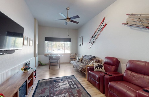 Cle Elum House | Secluded retreat with stunning views, private hot tub, game room & fireplace