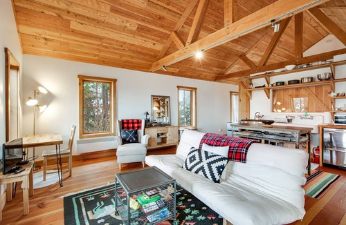 Eastsound Cabin | Secluded & stylish eco love nest right in town - perfect for work & play