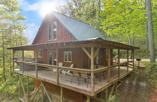 Campton Cabin | Secluded Tree House Cabin Theme in RRG Hot Tub Pet Friendly Guest Fav