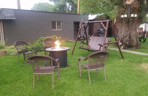 Cody House | SECRET COTTAGE YELLOWSTONE - deer hangout - 2 BLOCKS downtown 1 bedroom 2beds