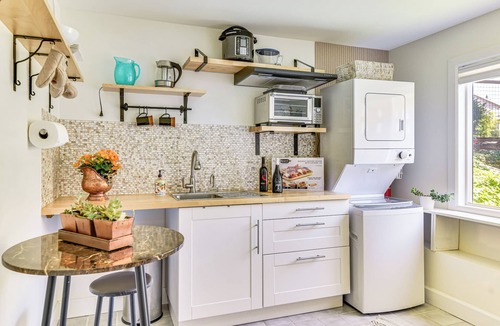 Beaverton Apartment | Secret Garden Healing Retreat! Beaverton Nike Area